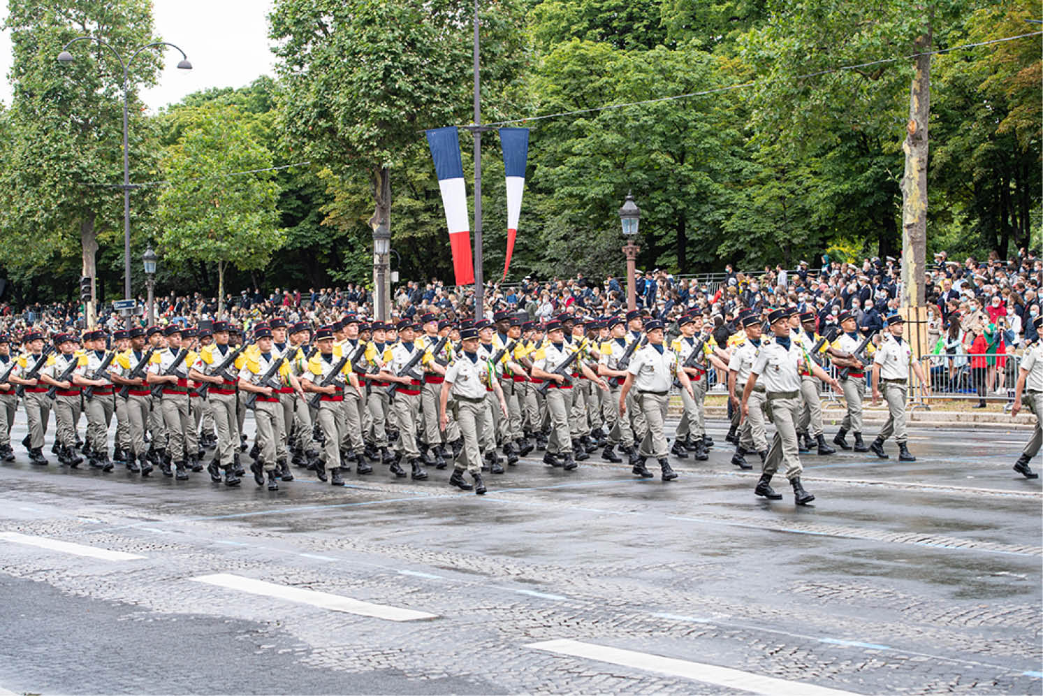 Comme tous les 14 juillet, le défilé militaire annuel a eu lieu sur les champs Elysées à Paris 