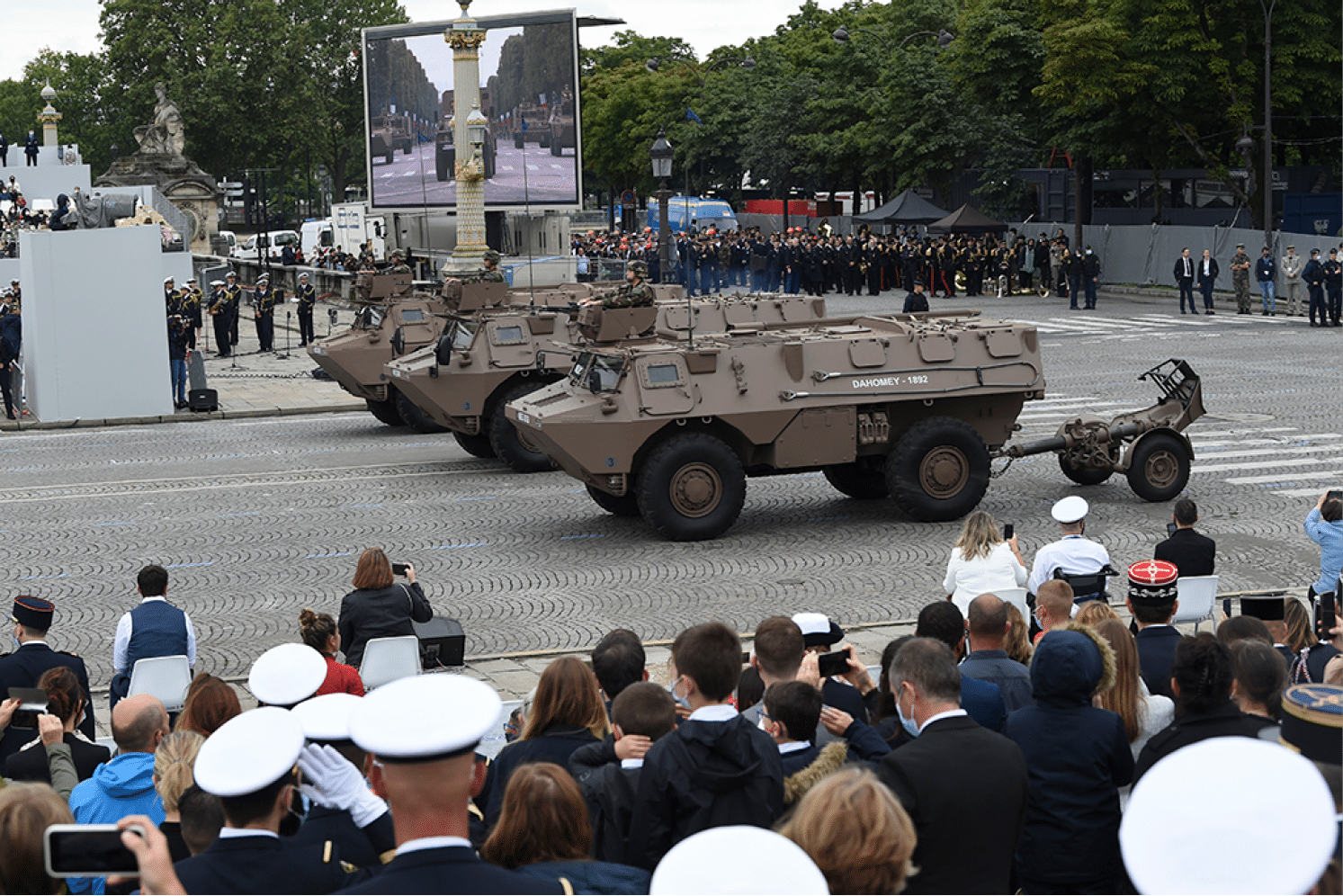 Le défilé du 14 juillet 2021 sur les Champs-Elysée  Trois VAB Mortier 120 mm du 3e RIMA 
