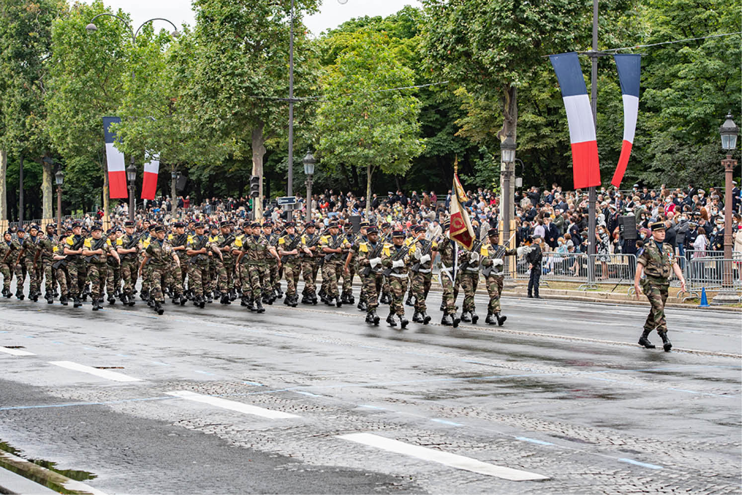 Comme tous les 14 juillet, le défilé militaire annuel a eu lieu sur les champs Elysées à Paris 
