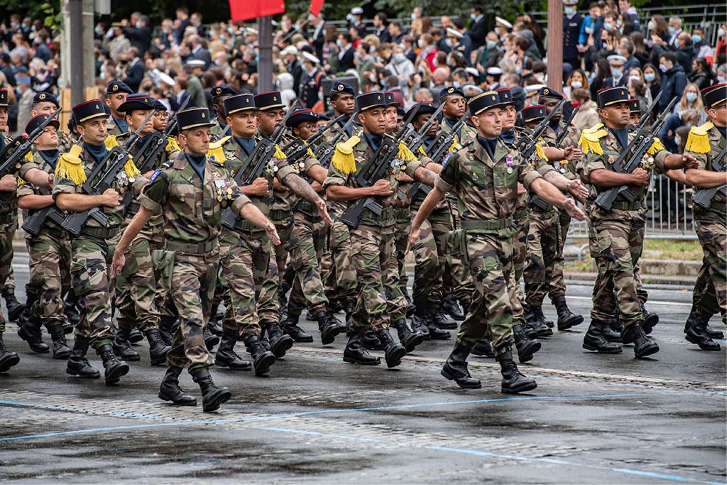 Comme tous les 14 juillet, le défilé militaire annuel a eu lieu sur les champs Elysées à Paris 