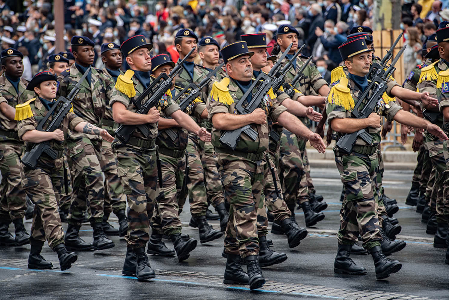 Comme tous les 14 juillet, le défilé militaire annuel a eu lieu sur les champs Elysées à Paris 