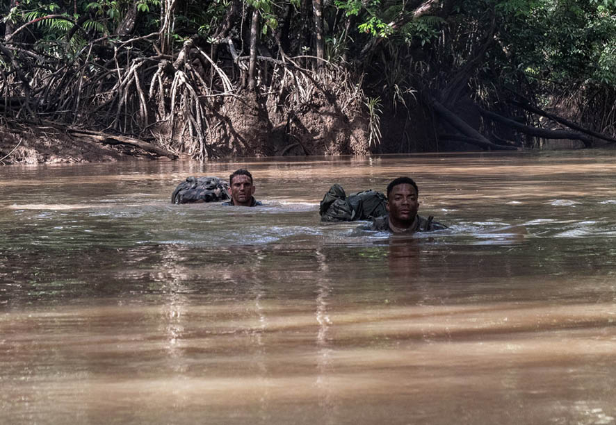Des personnels du 9 RIMa passe le stage d'une semaine pour intégrée la section de recherche et d'action en jungle  
