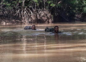 Des personnels du 9 RIMa passe le stage d'une semaine pour intégrée la section de recherche et d'action en jungle  