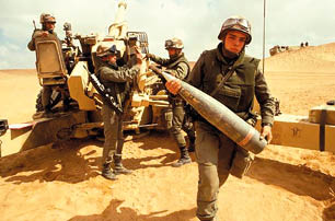 ARABIE SAOUDITE - 21 FEVRIER: Canon de 155 mm du 11e regiment d'artillerie de Marine - RAMA - de la 9e division d'infanterie de Marine - DIMA - le 21 fevrier 1991 en Arabie Saoudite  (Photo by Gilles BASSIGNAC Gamma-Rapho via Getty Images)