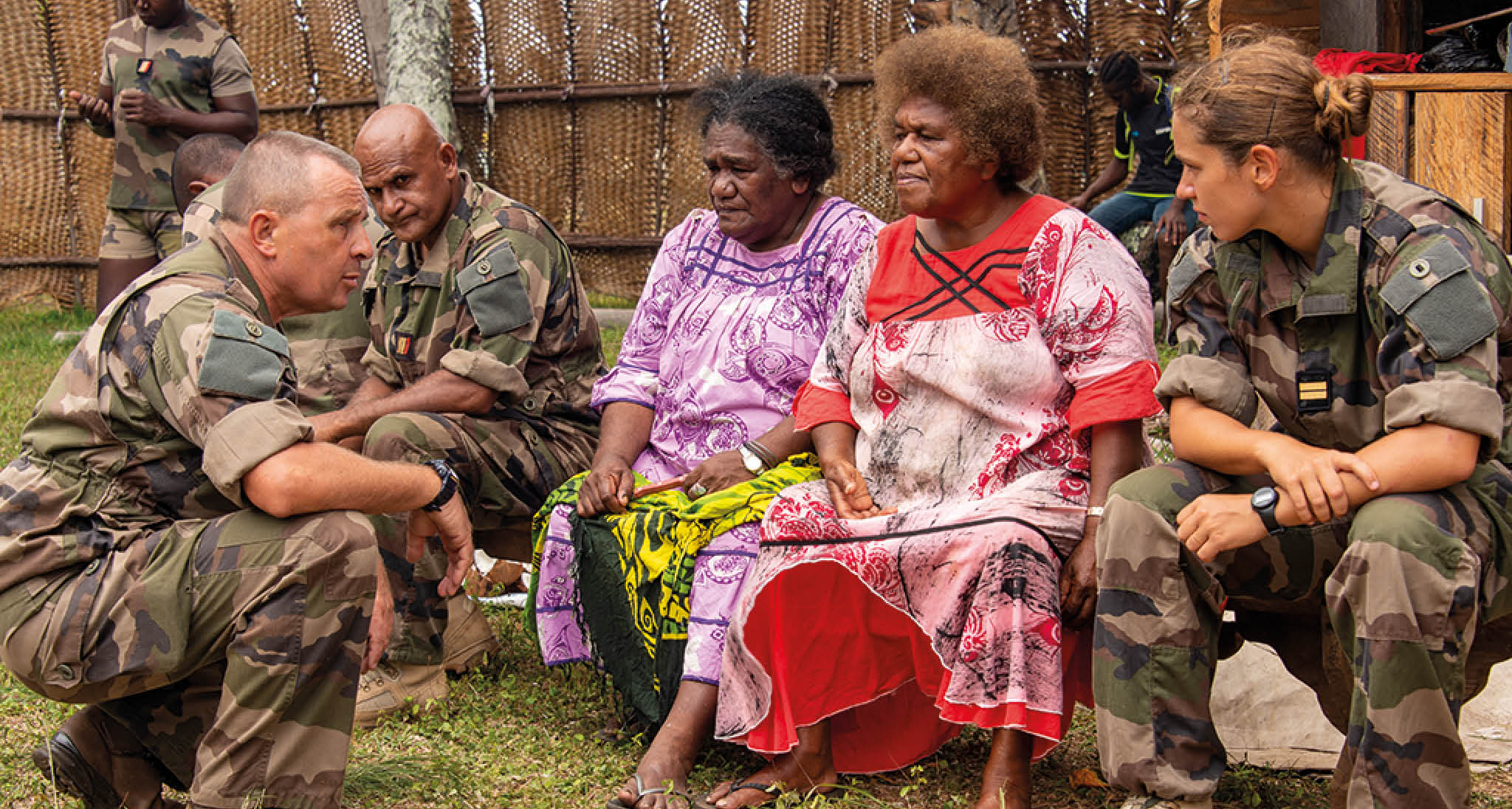 Tourn e en province de la CCL du RIMaP-NC sur l' le des pins. Pr paration du repas traditionnel par les femmes de la tribu aid es par les militaires.