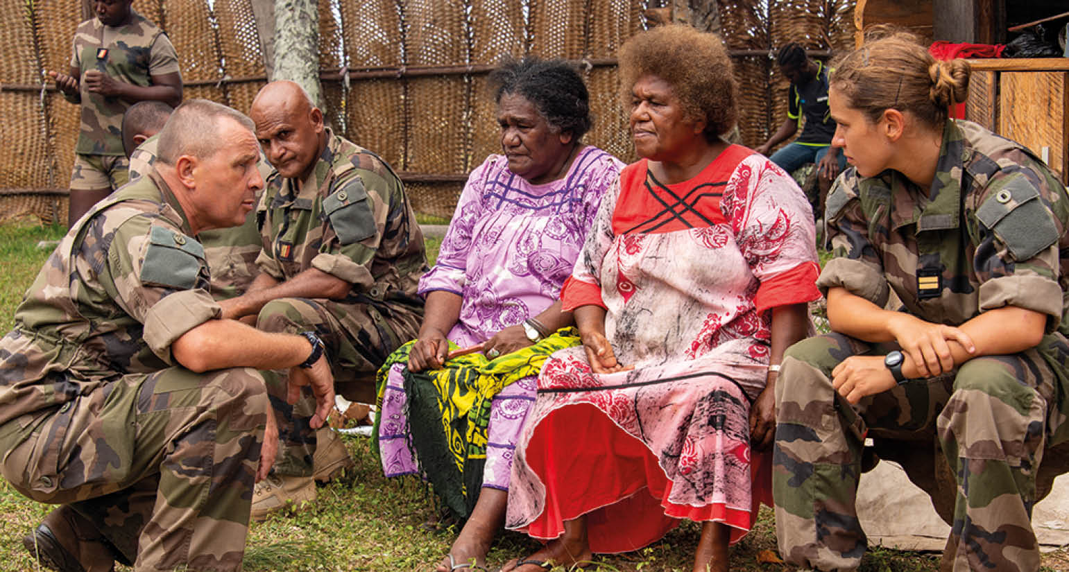 Tourn e en province de la CCL du RIMaP-NC sur l' le des pins. Pr paration du repas traditionnel par les femmes de la tribu aid es par les militaires.