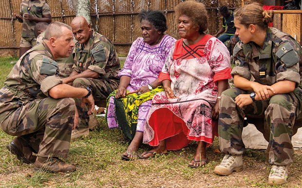 Tourn e en province de la CCL du RIMaP-NC sur l' le des pins. Pr paration du repas traditionnel par les femmes de la tribu aid es par les militaires.
