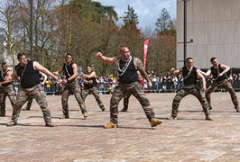 D monstration d'un HAKA traditionel.                             Le samedi 1er Avril 2023, le 2e RIMa a c l br  ses 60 ans de pr sence en Sarthe. C'est sur la place des Jacobin au Mans, pr sentation dynamique, de mat riels, HAKA et une c r monie ont  t  au programme pour cette journ e. la c r monie des 60 ans a  t  pr sid  par le g n ral Pierre, commandant la 9e BIMa.      Le 2e R giment d’infanterie de marine (2eRIMa), est une unit  de l’arm e de terre. Seul   porter 16 faits d’armes sur son drapeau, fond e en 1831 par le Cardinal de Richelieu, il fait parti du la 9e brigade d’infanterie de marine de la 1er division sa devise, « fid lit  et honneur, sur terre et sur mer »