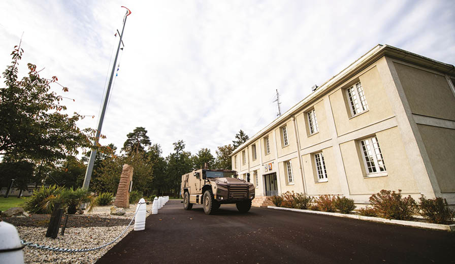 Le 2e R giment d'Infanterie de Marine (2eRIMa), est une unit de l'arm e de terre. Seul   porter 16 faits d'armes sur son drapeau, fond e en 1831 par le cardinal de Richelieu, il fait partie de la 9e brigade d'infanterie de marine de la 1er division, sa devise fid lit  et honneur, sur terre et sur mer 
