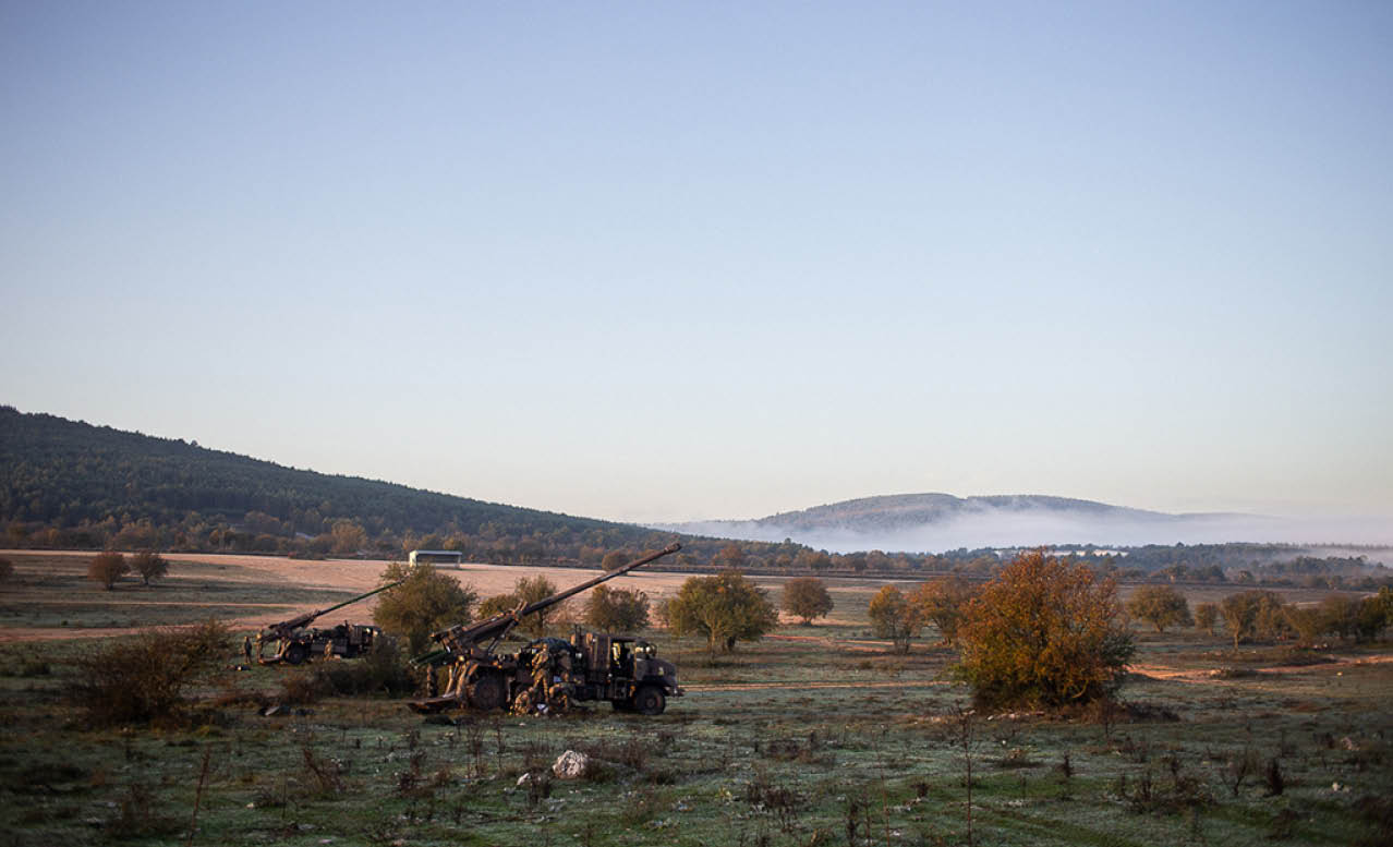 Du 23 octobre au 11 Novembre 2024, les canons dus du 3e RAMa ont grond s sur le plateau de Canjuers pendant TEMARA, un exercice de pr paration op rationnelle. De la Logistique aux pieces, ce reportage suit chaques etapes de la chaine d'artillerie.