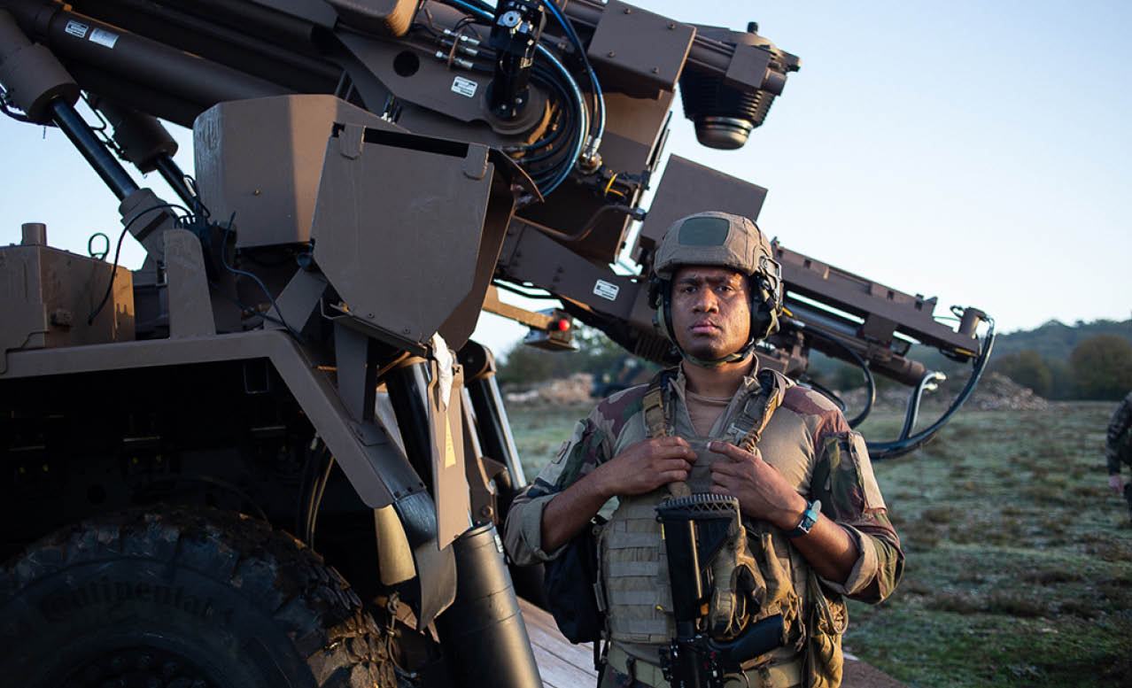 Du 23 octobre au 11 Novembre 2024, les canons dus du 3e RAMa ont grond s sur le plateau de Canjuers pendant TEMARA, un exercice de pr paration op rationnelle. De la Logistique aux pieces, ce reportage suit chaques etapes de la chaine d'artillerie.