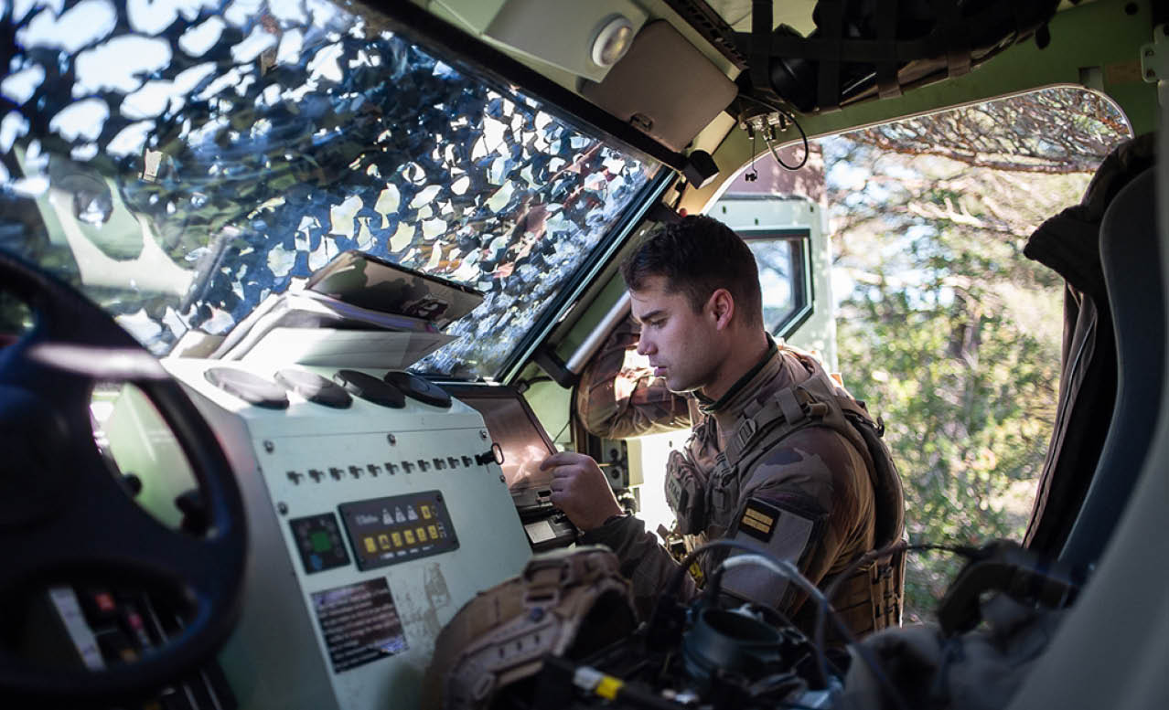 Du 23 octobre au 11 Novembre 2024, les canons dus du 3e RAMa ont grond s sur le plateau de Canjuers pendant TEMARA, un exercice de pr paration op rationnelle. De la Logistique aux pieces, ce reportage suit chaques etapes de la chaine d'artillerie.