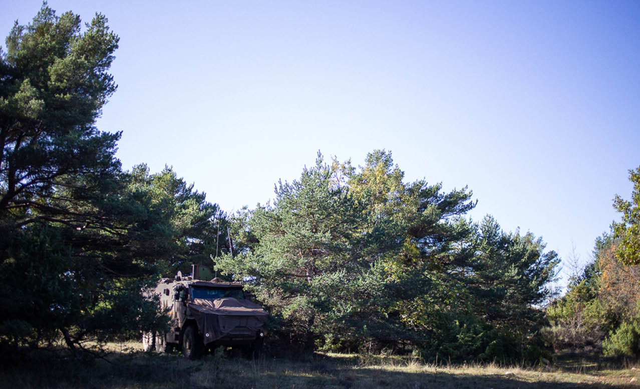 Du 23 octobre au 11 Novembre 2024, les canons dus du 3e RAMa ont grond s sur le plateau de Canjuers pendant TEMARA, un exercice de pr paration op rationnelle. De la Logistique aux pieces, ce reportage suit chaques etapes de la chaine d'artillerie.