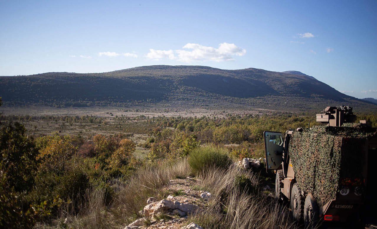 Du 23 octobre au 11 Novembre 2024, les canons dus du 3e RAMa ont grond s sur le plateau de Canjuers pendant TEMARA, un exercice de pr paration op rationnelle. De la Logistique aux pieces, ce reportage suit chaques etapes de la chaine d'artillerie.