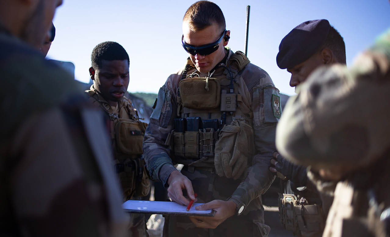 Du 23 octobre au 11 Novembre 2024, les canons dus du 3e RAMa ont grond s sur le plateau de Canjuers pendant TEMARA, un exercice de pr paration op rationnelle. De la Logistique aux pieces, ce reportage suit chaques etapes de la chaine d'artillerie.  Un chef de piece donne ses ordres et explique la manoeuvre a ses servants de pieces.