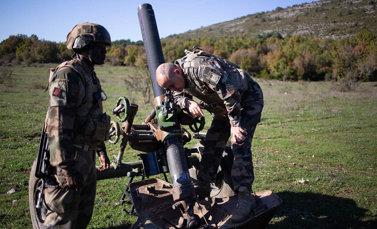 Du 23 octobre au 11 Novembre 2024, les canons dus du 3e RAMa ont grond s sur le plateau de Canjuers pendant TEMARA, un exercice de pr paration op rationnelle. De la Logistique aux pieces, ce reportage suit chaques etapes de la chaine d'artillerie.