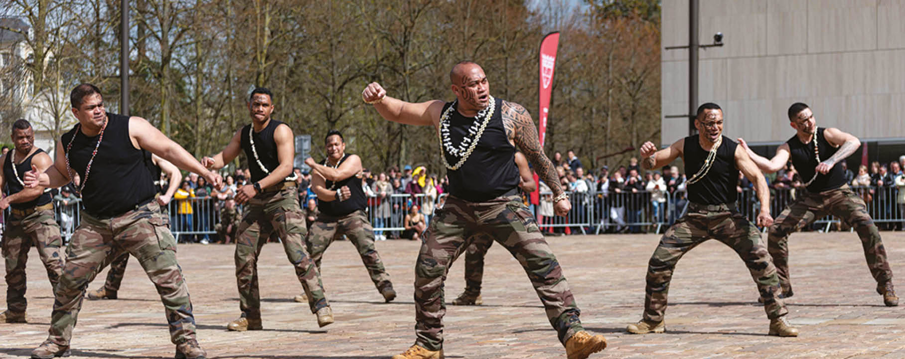 D monstration d'un HAKA traditionel.                             Le samedi 1er Avril 2023, le 2e RIMa a c l br  ses 60 ans de pr sence en Sarthe. C'est sur la place des Jacobin au Mans, pr sentation dynamique, de mat riels, HAKA et une c r monie ont  t  au programme pour cette journ e. la c r monie des 60 ans a  t  pr sid  par le g n ral Pierre, commandant la 9e BIMa.      Le 2e R giment d’infanterie de marine (2eRIMa), est une unit  de l’arm e de terre. Seul   porter 16 faits d’armes sur son drapeau, fond e en 1831 par le Cardinal de Richelieu, il fait parti du la 9e brigade d’infanterie de marine de la 1er division sa devise, « fid lit  et honneur, sur terre et sur mer »