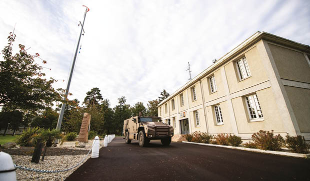 Le 2e R giment d'Infanterie de Marine (2eRIMa), est une unit de l'arm e de terre. Seul   porter 16 faits d'armes sur son drapeau, fond e en 1831 par le cardinal de Richelieu, il fait partie de la 9e brigade d'infanterie de marine de la 1er division, sa devise fid lit  et honneur, sur terre et sur mer 