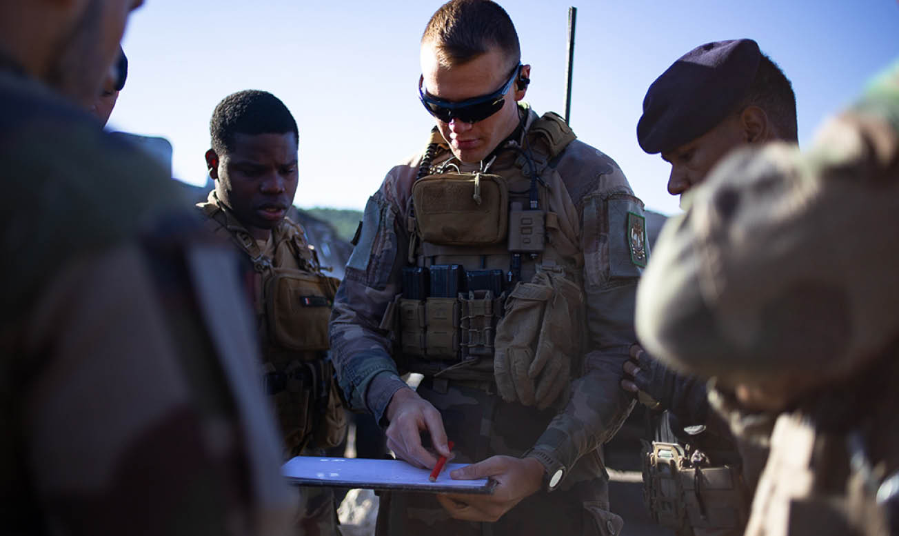 Du 23 octobre au 11 Novembre 2024, les canons dus du 3e RAMa ont grond s sur le plateau de Canjuers pendant TEMARA, un exercice de pr paration op rationnelle. De la Logistique aux pieces, ce reportage suit chaques etapes de la chaine d'artillerie.  Un chef de piece donne ses ordres et explique la manoeuvre a ses servants de pieces.