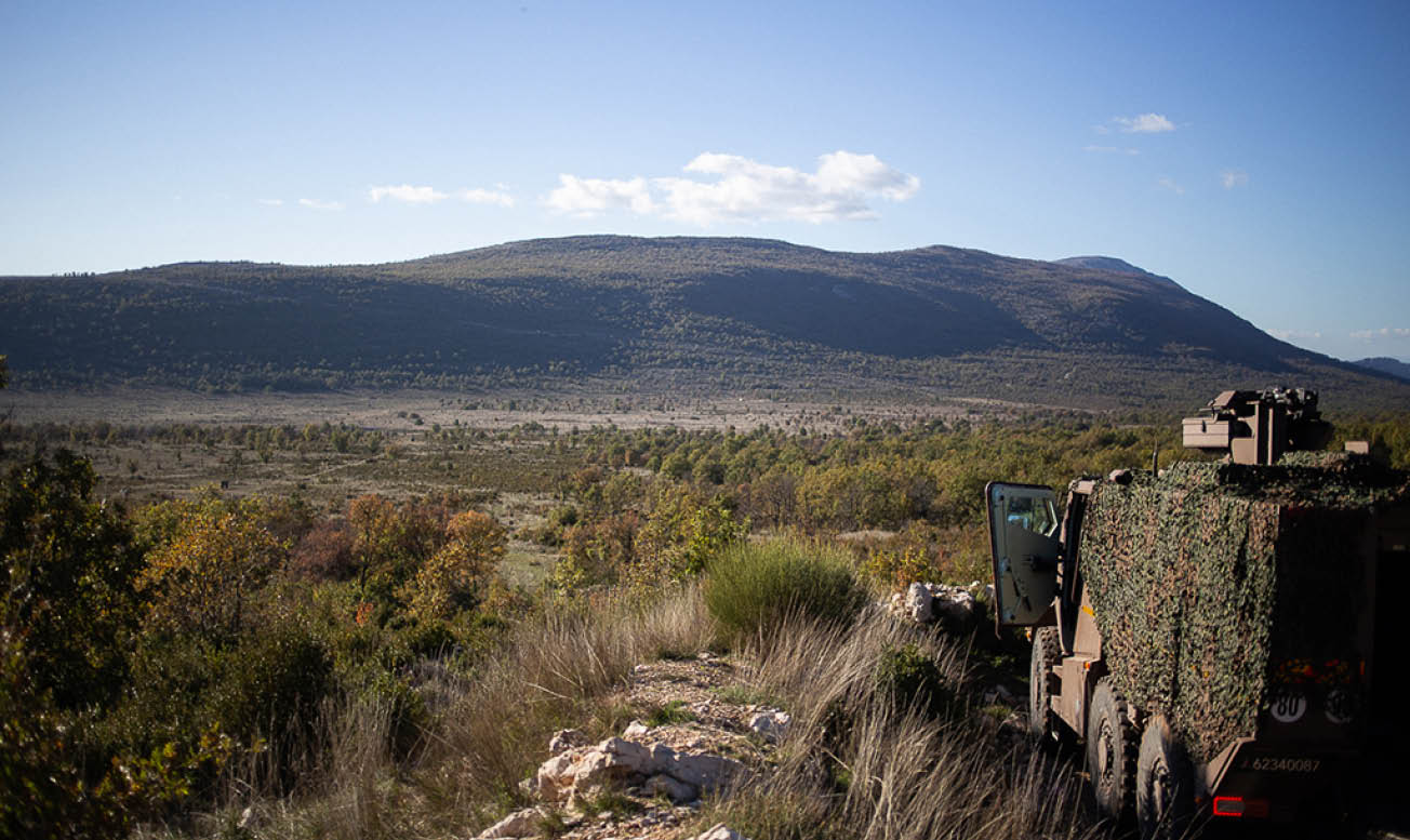 Du 23 octobre au 11 Novembre 2024, les canons dus du 3e RAMa ont grond s sur le plateau de Canjuers pendant TEMARA, un exercice de pr paration op rationnelle. De la Logistique aux pieces, ce reportage suit chaques etapes de la chaine d'artillerie.