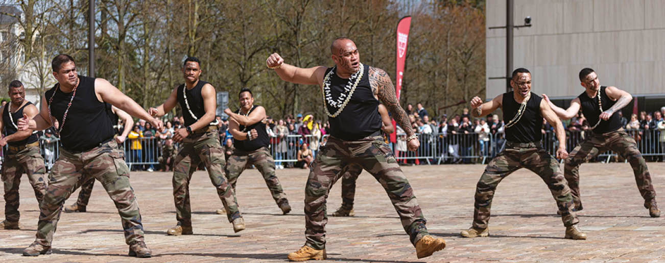 D monstration d'un HAKA traditionel.                             Le samedi 1er Avril 2023, le 2e RIMa a c l br  ses 60 ans de pr sence en Sarthe. C'est sur la place des Jacobin au Mans, pr sentation dynamique, de mat riels, HAKA et une c r monie ont  t  au programme pour cette journ e. la c r monie des 60 ans a  t  pr sid  par le g n ral Pierre, commandant la 9e BIMa.      Le 2e R giment d’infanterie de marine (2eRIMa), est une unit  de l’arm e de terre. Seul   porter 16 faits d’armes sur son drapeau, fond e en 1831 par le Cardinal de Richelieu, il fait parti du la 9e brigade d’infanterie de marine de la 1er division sa devise, « fid lit  et honneur, sur terre et sur mer »