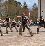 D monstration d'un HAKA traditionel.                             Le samedi 1er Avril 2023, le 2e RIMa a c l br  ses 60 ans de pr sence en Sarthe. C'est sur la place des Jacobin au Mans, pr sentation dynamique, de mat riels, HAKA et une c r monie ont  t  au programme pour cette journ e. la c r monie des 60 ans a  t  pr sid  par le g n ral Pierre, commandant la 9e BIMa.      Le 2e R giment d’infanterie de marine (2eRIMa), est une unit  de l’arm e de terre. Seul   porter 16 faits d’armes sur son drapeau, fond e en 1831 par le Cardinal de Richelieu, il fait parti du la 9e brigade d’infanterie de marine de la 1er division sa devise, « fid lit  et honneur, sur terre et sur mer »