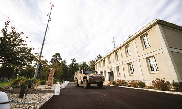 Le 2e R giment d'Infanterie de Marine (2eRIMa), est une unit de l'arm e de terre. Seul   porter 16 faits d'armes sur son drapeau, fond e en 1831 par le cardinal de Richelieu, il fait partie de la 9e brigade d'infanterie de marine de la 1er division, sa devise fid lit  et honneur, sur terre et sur mer 