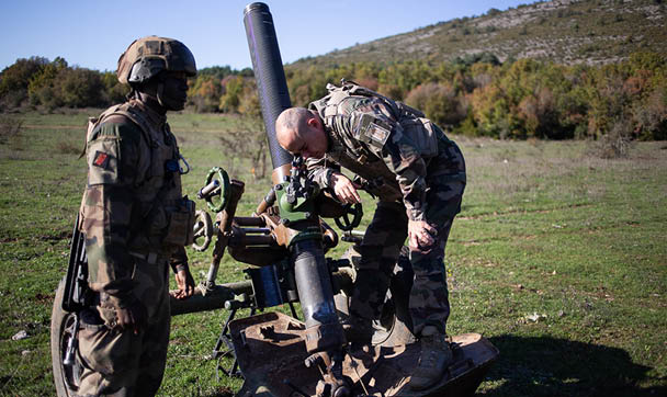 Du 23 octobre au 11 Novembre 2024, les canons dus du 3e RAMa ont grond s sur le plateau de Canjuers pendant TEMARA, un exercice de pr paration op rationnelle. De la Logistique aux pieces, ce reportage suit chaques etapes de la chaine d'artillerie.