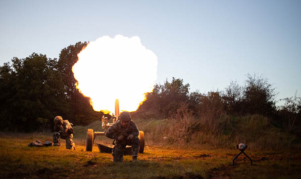 Du 23 octobre au 11 Novembre 2024, les canons dus du 3e RAMa ont grond s sur le plateau de Canjuers pendant TEMARA, un exercice de pr paration op rationnelle. De la Logistique aux pieces, ce reportage suit chaques etapes de la chaine d'artillerie.