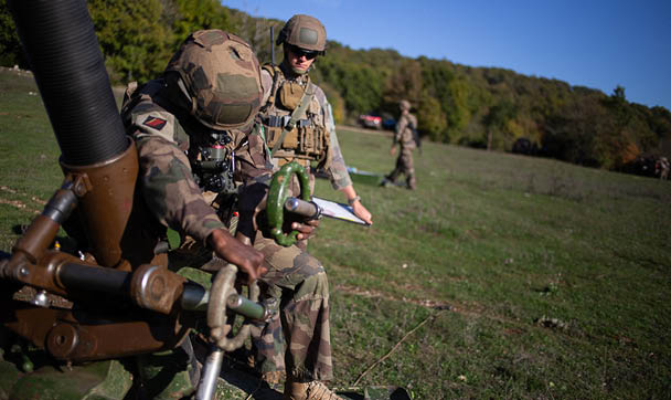 Du 23 octobre au 11 Novembre 2024, les canons dus du 3e RAMa ont grond s sur le plateau de Canjuers pendant TEMARA, un exercice de pr paration op rationnelle. De la Logistique aux pieces, ce reportage suit chaques etapes de la chaine d'artillerie.