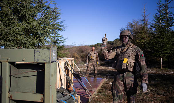 Du 23 octobre au 11 Novembre 2024, les canons dus du 3e RAMa ont grond s sur le plateau de Canjuers pendant TEMARA, un exercice de pr paration op rationnelle. De la Logistique aux pieces, ce reportage suit chaques etapes de la chaine d'artillerie.