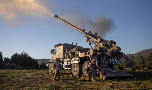 Du 23 octobre au 11 Novembre 2024, les canons dus du 3e RAMa ont grond s sur le plateau de Canjuers pendant TEMARA, un exercice de pr paration op rationnelle. De la Logistique aux pieces, ce reportage suit chaques etapes de la chaine d'artillerie.