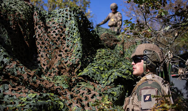 Du 23 octobre au 11 Novembre 2024, les canons dus du 3e RAMa ont grond s sur le plateau de Canjuers pendant TEMARA, un exercice de pr paration op rationnelle. De la Logistique aux pieces, ce reportage suit chaques etapes de la chaine d'artillerie.   Entre les phases de tir, les CAESAR se camouflent.