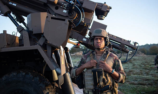 Du 23 octobre au 11 Novembre 2024, les canons dus du 3e RAMa ont grond s sur le plateau de Canjuers pendant TEMARA, un exercice de pr paration op rationnelle. De la Logistique aux pieces, ce reportage suit chaques etapes de la chaine d'artillerie.