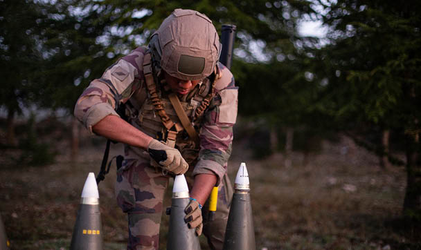Du 23 octobre au 11 Novembre 2024, les canons dus du 3e RAMa ont grond s sur le plateau de Canjuers pendant TEMARA, un exercice de pr paration op rationnelle. De la Logistique aux pieces, ce reportage suit chaques etapes de la chaine d'artillerie.
