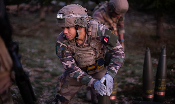 Du 23 octobre au 11 Novembre 2024, les canons dus du 3e RAMa ont grond s sur le plateau de Canjuers pendant TEMARA, un exercice de pr paration op rationnelle. De la Logistique aux pieces, ce reportage suit chaques etapes de la chaine d'artillerie.