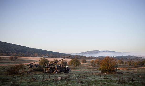 Du 23 octobre au 11 Novembre 2024, les canons dus du 3e RAMa ont grond s sur le plateau de Canjuers pendant TEMARA, un exercice de pr paration op rationnelle. De la Logistique aux pieces, ce reportage suit chaques etapes de la chaine d'artillerie.
