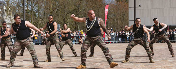 D monstration d'un HAKA traditionel.                             Le samedi 1er Avril 2023, le 2e RIMa a c l br  ses 60 ans de pr sence en Sarthe. C'est sur la place des Jacobin au Mans, pr sentation dynamique, de mat riels, HAKA et une c r monie ont  t  au programme pour cette journ e. la c r monie des 60 ans a  t  pr sid  par le g n ral Pierre, commandant la 9e BIMa.      Le 2e R giment d’infanterie de marine (2eRIMa), est une unit  de l’arm e de terre. Seul   porter 16 faits d’armes sur son drapeau, fond e en 1831 par le Cardinal de Richelieu, il fait parti du la 9e brigade d’infanterie de marine de la 1er division sa devise, « fid lit  et honneur, sur terre et sur mer »