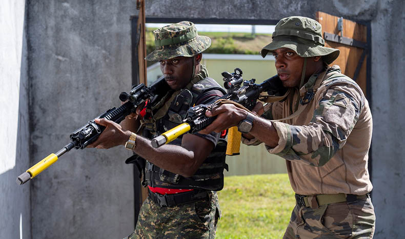 Dans le cadre des activit s de coop ration avec la Barbade, le 33 me r giment d’infanterie de Marine (33 me RIMA) accueille du lundi 25 ao t au vendredi 5 septembre 2025 un d tachement des forces arm es de la Barbade d sign pour partenariat militaire op rationnel baptis  « Sabre ».  Un bin me franco-barbad en progresse vers un b timent.