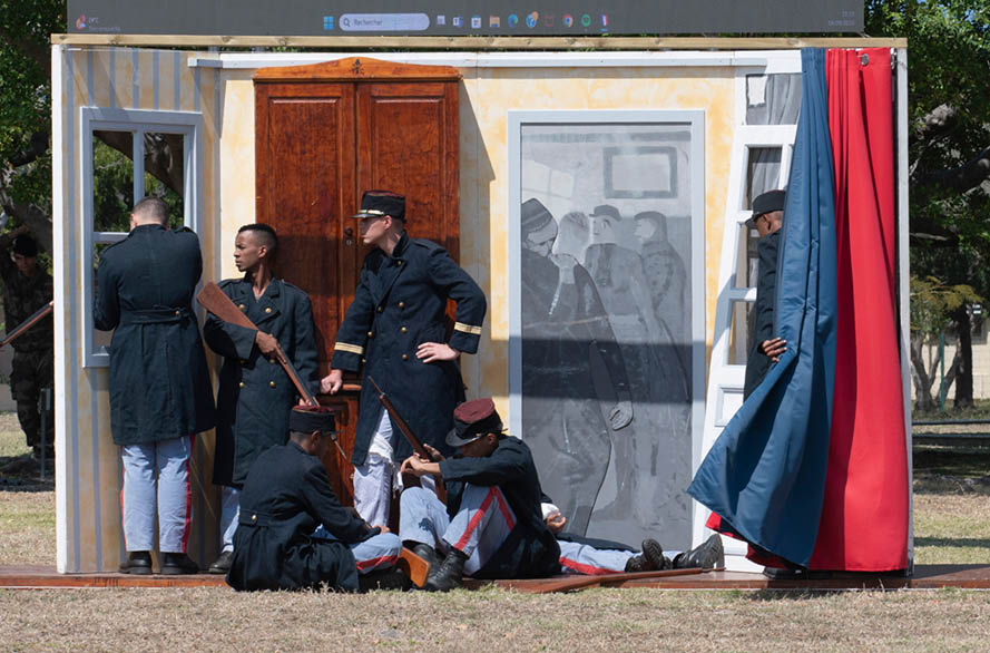 Le jeudi 04 septembre 2025, le 2e RPIMa a c l brer bazeille avec une gande d l gation des FAZSOI (Forces arm es dans la zone sud de l'Oc an Indien), lors d'une prise d'armes pr sid e par le G n ral de division Jean DE MOUNICAULT. Pour cette occasion il y a eu la  lecture des combats de Bazeilles suivie d'un cocktail et d'un repas de corps.  “1870, la France est en guerre. Apr s une premi re s rie de revers sur le Rhin, l’arm e fran aise proc de   un repli des rives de la Moselle vers celles de la Meuse. Dans ce mouvement, le Mar chal Bazaine et son arm e se retrouvent assi g s dans la ville de Metz. Pour leur porter secours et r sister   l’invasion germanique, de nouvelles forces doivent  tre lev es. Les 1 er , 2 e , 3 e et 4 e r giments d’infanterie de Marine forment une division qui sera baptis e « Division bleue » en r f rence   la couleur de leur uniforme. Elle est rejointe par les 11 e , 12 e et 13 e batteries d’artillerie de Marine. Command e par le g n ral de Vassoigne, elle participe, depuis le camp de Ch lons,   la r organisation d’une arm e plac e sous les ordres du mar chal de Mac-Mahon. Pour  tablir la jonction avec l’arm e de Bazaine et apr s dix jours d’une marche harassante, une fraction de cette arm e est surprise le 30 ao t   Beaumont en Argonne. A la suite de cette attaque, Mac- Mahon, sous la protection de la citadelle de Sedan, cherche   r tablir ses forces. Bazeilles, paisible bourgade des Ardennes, qui tient l’entr e est de Sedan, se retrouve d sormais en premi re ligne. D s le 31 ao t apr s-midi, les soldats de Marine re oivent l’ordre de chasser l’ennemi de Bazeilles o  il a d j  pris pied. Ils le refoulent avec  nergie,   la ba onnette. Forte de cette premi re victoire, la Division bleue se voit confier la d fense du village. Le 1 er septembre, avant le point du jour, et profitant d’un brouillard  pais, l’ennemi reprend ses attaques. Les soldats de Marine, se lan ant   nouveau dans la bataille, les repoussent avec vigueur, tandis que le nombre des assaillants augmente d’heures en heures. Les combats s’engagent pour chaque rue, chaque jardin, chaque maison. Six heures durant, la « Division bleue », au coude   coude avec des habitants qui d fendent leurs biens, soutient  nergiquement les chocs et rejette   chaque fois les assauts. La m l e est infernale dans l’atmosph re de fournaise des incendies et sous la temp te assourdissante des balles et des obus. Le courage d ploy  est surhumain. Vers 10 heures, le Haut-Commandement fran ais d cide le repli vers le nord-ouest. L’ordre est donn  d’ vacuer Bazeilles. Avec discipline, les soldats de Marine abandonnent, bien   regret, leurs positions si p niblement conquises et si ch rement d fendues. Ils laissent   l’ennemi un village qui n’est d j  plus qu’un amas de ruines en proie aux flammes. Partout, dans les jardins, dans les rues et derri re les fa ades noircies gisent des milliers de morts des deux camps auxquels s’ajoutent une grande quantit  de bless s. Cependant, quelques groupes isol s, constitu s de marsouins et  bigors de tous grades, poursuivent encore le combat, facilitant ainsi le repli de leurs camarades, avant de sombrer face au nombre ou par manque de munitions. C’est le cas de ces hommes valeureux, retranch s dans la maison Bourgerie qui, face aux canons et aux fusils ennemis, se d fendent encore plusieurs heures. Ayant  puis  toutes leurs cartouches, ils doivent la vie sauve au capitaine bavarois Lissignolo, officier brave et chevaleresque, qui saura prot ger d’une mort certaine ces derniers combattants h ro ques de la Division bleue. Le 1 er septembre allait finir par un d sastre. Toutefois, au milieu de ce malheur, l’arm e fran aise pouvait garder la t te haute car les Troupes de marine, principalement connues   l’ poque par le r cit d’exp ditions lointaines, ont montr ,   Bazeilles, sur le sol de France, la solidit  de leur r putation d’Arme de tous les h ro smes et de toutes les abn gations. Aujourd’hui encore, l’esprit immortel des combattants de Bazeilles plane radieux sur nos rangs et montre aux jeunes g n rations le digne chemin de la discipline, de la bravoure et de l’honneur, au service de la France."