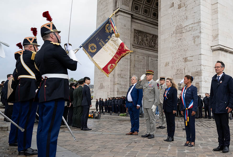 Ravivage de la flamme par Patricia Miralles, ministre d l gu e charg e de la M moire et des Anciens combattants.