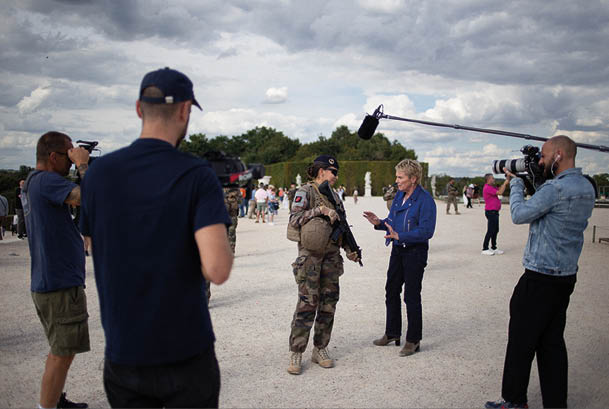 Entretient entre Elise Lucet et la Caporal Sabrina Bernard de la 5e Batterie du 3e R giment d'Artillerie de Marine. Versailles – Des r servistes du 3e RAMa film s par Envoy  Sp cial VERSAILLES, 9 septembre – Une  quipe de Envoy  Sp cial (France 2), conduite par la journaliste  lise Lucet, a suivi un groupe de r servistes du 3e R giment d’Artillerie de Marine (3e RAMa) dans le cadre d’un reportage consacr    la r serve op rationnelle. La section, command e par le lieutenant Guibson Padovan,  tait en mission Sentinelle au ch teau de Versailles. Trois r servistes ont  t  interview s : le sergent Mickael Treutnaere, la caporal-chef Claire Bennasroune et la caporal Sabrina Bernard. La s quence tourn e   Versailles servira d’ouverture   l’ mission, en mettant en avant l’action de r servistes engag s sur le terrain dans une mission r elle de protection. Elle illustre le r le qu’ils occupent aux c t s des unit s d’active et leur participation directe   la s curit  du territoire national. Le reportage doit pr senter plus largement le parcours de r servistes et leur int gration au sein des forces arm es.   Contexte g n ral   Faisant suite aux attentats de janvier 2025, l’op ration SENTINELLE a  t  cr  e.  Op ration militaire sur le territoire nationale visant   renforcer l’action des forces de s curit  int rieur (FSI) dans la lutte antiterroriste, avec des moyens humains et mat riels mettant en oeuvre les savoir-faire militaires, elle est singuli re dans sa nature et son d ploiement.  Elle r pond   plusieurs objectifs : prot ger la population, dissuader les terroristes et r agir en cas d’attaque.   Depuis son d ploiement, le dispositif de la Force a constamment  volu  et l’ensemble de l’op ration a  t  totalement repens  en 2017   l’ chelle nationale. Le processus de dynamisation mis en place progressivement d s 2016 s’appuie d sormais sur un sch ma plus flexible, plus r actif, moins pr visible. L’exp rience a montr  que l’adaptation du dispositif aux diff rents  v nements de la vie de la cit  a permis d’intervenir imm diatement ou sous tr s court pr avis pour mettre fin au p riple meurtrier des agresseurs.  Depuis 2018, la sensibilit  du climat social a rendu le contexte d’op ration plus complexe avec un risque d’imbrication important. Il subsiste toujours le risque d’une assimilation avec les FSI charg es du maintien de l’ordre, notamment lors de manifestations autoris es ou non-autoris es.  Enfin, dans le cadre du renforcement du lien Arm e-Nation, les t moignages de la force SENTINELLE dans les  tablissement scolaires reprendront.