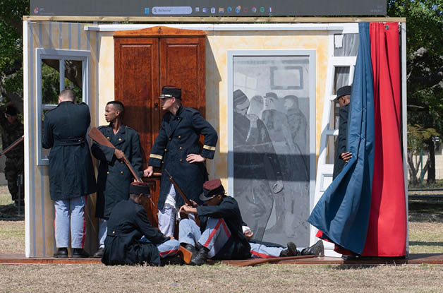 Le jeudi 04 septembre 2025, le 2e RPIMa a c l brer bazeille avec une gande d l gation des FAZSOI (Forces arm es dans la zone sud de l'Oc an Indien), lors d'une prise d'armes pr sid e par le G n ral de division Jean DE MOUNICAULT. Pour cette occasion il y a eu la  lecture des combats de Bazeilles suivie d'un cocktail et d'un repas de corps.  “1870, la France est en guerre. Apr s une premi re s rie de revers sur le Rhin, l’arm e fran aise proc de   un repli des rives de la Moselle vers celles de la Meuse. Dans ce mouvement, le Mar chal Bazaine et son arm e se retrouvent assi g s dans la ville de Metz. Pour leur porter secours et r sister   l’invasion germanique, de nouvelles forces doivent  tre lev es. Les 1 er , 2 e , 3 e et 4 e r giments d’infanterie de Marine forment une division qui sera baptis e « Division bleue » en r f rence   la couleur de leur uniforme. Elle est rejointe par les 11 e , 12 e et 13 e batteries d’artillerie de Marine. Command e par le g n ral de Vassoigne, elle participe, depuis le camp de Ch lons,   la r organisation d’une arm e plac e sous les ordres du mar chal de Mac-Mahon. Pour  tablir la jonction avec l’arm e de Bazaine et apr s dix jours d’une marche harassante, une fraction de cette arm e est surprise le 30 ao t   Beaumont en Argonne. A la suite de cette attaque, Mac- Mahon, sous la protection de la citadelle de Sedan, cherche   r tablir ses forces. Bazeilles, paisible bourgade des Ardennes, qui tient l’entr e est de Sedan, se retrouve d sormais en premi re ligne. D s le 31 ao t apr s-midi, les soldats de Marine re oivent l’ordre de chasser l’ennemi de Bazeilles o  il a d j  pris pied. Ils le refoulent avec  nergie,   la ba onnette. Forte de cette premi re victoire, la Division bleue se voit confier la d fense du village. Le 1 er septembre, avant le point du jour, et profitant d’un brouillard  pais, l’ennemi reprend ses attaques. Les soldats de Marine, se lan ant   nouveau dans la bataille, les repoussent avec vigueur, tandis que le nombre des assaillants augmente d’heures en heures. Les combats s’engagent pour chaque rue, chaque jardin, chaque maison. Six heures durant, la « Division bleue », au coude   coude avec des habitants qui d fendent leurs biens, soutient  nergiquement les chocs et rejette   chaque fois les assauts. La m l e est infernale dans l’atmosph re de fournaise des incendies et sous la temp te assourdissante des balles et des obus. Le courage d ploy  est surhumain. Vers 10 heures, le Haut-Commandement fran ais d cide le repli vers le nord-ouest. L’ordre est donn  d’ vacuer Bazeilles. Avec discipline, les soldats de Marine abandonnent, bien   regret, leurs positions si p niblement conquises et si ch rement d fendues. Ils laissent   l’ennemi un village qui n’est d j  plus qu’un amas de ruines en proie aux flammes. Partout, dans les jardins, dans les rues et derri re les fa ades noircies gisent des milliers de morts des deux camps auxquels s’ajoutent une grande quantit  de bless s. Cependant, quelques groupes isol s, constitu s de marsouins et  bigors de tous grades, poursuivent encore le combat, facilitant ainsi le repli de leurs camarades, avant de sombrer face au nombre ou par manque de munitions. C’est le cas de ces hommes valeureux, retranch s dans la maison Bourgerie qui, face aux canons et aux fusils ennemis, se d fendent encore plusieurs heures. Ayant  puis  toutes leurs cartouches, ils doivent la vie sauve au capitaine bavarois Lissignolo, officier brave et chevaleresque, qui saura prot ger d’une mort certaine ces derniers combattants h ro ques de la Division bleue. Le 1 er septembre allait finir par un d sastre. Toutefois, au milieu de ce malheur, l’arm e fran aise pouvait garder la t te haute car les Troupes de marine, principalement connues   l’ poque par le r cit d’exp ditions lointaines, ont montr ,   Bazeilles, sur le sol de France, la solidit  de leur r putation d’Arme de tous les h ro smes et de toutes les abn gations. Aujourd’hui encore, l’esprit immortel des combattants de Bazeilles plane radieux sur nos rangs et montre aux jeunes g n rations le digne chemin de la discipline, de la bravoure et de l’honneur, au service de la France."