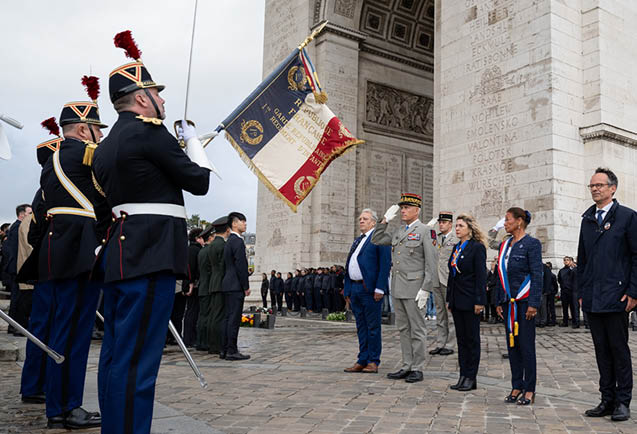 Ravivage de la flamme par Patricia Miralles, ministre d l gu e charg e de la M moire et des Anciens combattants.