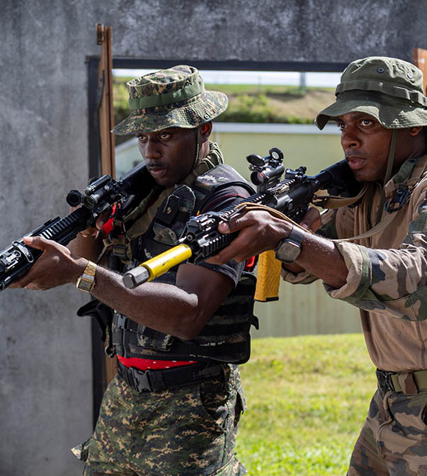Dans le cadre des activit s de coop ration avec la Barbade, le 33 me r giment d’infanterie de Marine (33 me RIMA) accueille du lundi 25 ao t au vendredi 5 septembre 2025 un d tachement des forces arm es de la Barbade d sign pour partenariat militaire op rationnel baptis  « Sabre ».  Un bin me franco-barbad en progresse vers un b timent.