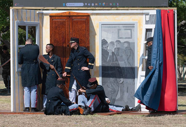 Le jeudi 04 septembre 2025, le 2e RPIMa a c l brer bazeille avec une gande d l gation des FAZSOI (Forces arm es dans la zone sud de l'Oc an Indien), lors d'une prise d'armes pr sid e par le G n ral de division Jean DE MOUNICAULT. Pour cette occasion il y a eu la  lecture des combats de Bazeilles suivie d'un cocktail et d'un repas de corps.  “1870, la France est en guerre. Apr s une premi re s rie de revers sur le Rhin, l’arm e fran aise proc de   un repli des rives de la Moselle vers celles de la Meuse. Dans ce mouvement, le Mar chal Bazaine et son arm e se retrouvent assi g s dans la ville de Metz. Pour leur porter secours et r sister   l’invasion germanique, de nouvelles forces doivent  tre lev es. Les 1 er , 2 e , 3 e et 4 e r giments d’infanterie de Marine forment une division qui sera baptis e « Division bleue » en r f rence   la couleur de leur uniforme. Elle est rejointe par les 11 e , 12 e et 13 e batteries d’artillerie de Marine. Command e par le g n ral de Vassoigne, elle participe, depuis le camp de Ch lons,   la r organisation d’une arm e plac e sous les ordres du mar chal de Mac-Mahon. Pour  tablir la jonction avec l’arm e de Bazaine et apr s dix jours d’une marche harassante, une fraction de cette arm e est surprise le 30 ao t   Beaumont en Argonne. A la suite de cette attaque, Mac- Mahon, sous la protection de la citadelle de Sedan, cherche   r tablir ses forces. Bazeilles, paisible bourgade des Ardennes, qui tient l’entr e est de Sedan, se retrouve d sormais en premi re ligne. D s le 31 ao t apr s-midi, les soldats de Marine re oivent l’ordre de chasser l’ennemi de Bazeilles o  il a d j  pris pied. Ils le refoulent avec  nergie,   la ba onnette. Forte de cette premi re victoire, la Division bleue se voit confier la d fense du village. Le 1 er septembre, avant le point du jour, et profitant d’un brouillard  pais, l’ennemi reprend ses attaques. Les soldats de Marine, se lan ant   nouveau dans la bataille, les repoussent avec vigueur, tandis que le nombre des assaillants augmente d’heures en heures. Les combats s’engagent pour chaque rue, chaque jardin, chaque maison. Six heures durant, la « Division bleue », au coude   coude avec des habitants qui d fendent leurs biens, soutient  nergiquement les chocs et rejette   chaque fois les assauts. La m l e est infernale dans l’atmosph re de fournaise des incendies et sous la temp te assourdissante des balles et des obus. Le courage d ploy  est surhumain. Vers 10 heures, le Haut-Commandement fran ais d cide le repli vers le nord-ouest. L’ordre est donn  d’ vacuer Bazeilles. Avec discipline, les soldats de Marine abandonnent, bien   regret, leurs positions si p niblement conquises et si ch rement d fendues. Ils laissent   l’ennemi un village qui n’est d j  plus qu’un amas de ruines en proie aux flammes. Partout, dans les jardins, dans les rues et derri re les fa ades noircies gisent des milliers de morts des deux camps auxquels s’ajoutent une grande quantit  de bless s. Cependant, quelques groupes isol s, constitu s de marsouins et  bigors de tous grades, poursuivent encore le combat, facilitant ainsi le repli de leurs camarades, avant de sombrer face au nombre ou par manque de munitions. C’est le cas de ces hommes valeureux, retranch s dans la maison Bourgerie qui, face aux canons et aux fusils ennemis, se d fendent encore plusieurs heures. Ayant  puis  toutes leurs cartouches, ils doivent la vie sauve au capitaine bavarois Lissignolo, officier brave et chevaleresque, qui saura prot ger d’une mort certaine ces derniers combattants h ro ques de la Division bleue. Le 1 er septembre allait finir par un d sastre. Toutefois, au milieu de ce malheur, l’arm e fran aise pouvait garder la t te haute car les Troupes de marine, principalement connues   l’ poque par le r cit d’exp ditions lointaines, ont montr ,   Bazeilles, sur le sol de France, la solidit  de leur r putation d’Arme de tous les h ro smes et de toutes les abn gations. Aujourd’hui encore, l’esprit immortel des combattants de Bazeilles plane radieux sur nos rangs et montre aux jeunes g n rations le digne chemin de la discipline, de la bravoure et de l’honneur, au service de la France."