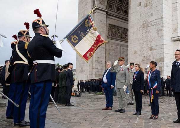 Ravivage de la flamme par Patricia Miralles, ministre d l gu e charg e de la M moire et des Anciens combattants.
