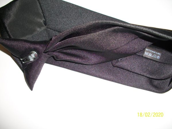 Cravate noire avec clip de fixation