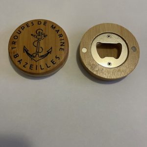 MAGNET DECAPSULEUR EN BOIS GRAVÉ 65mm de diamètre